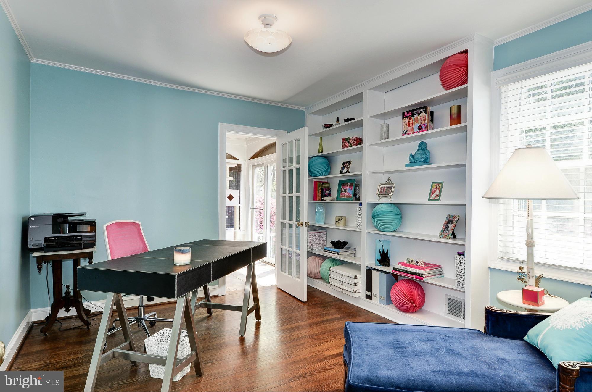 COUNTRY CLUB MANOR - Residential