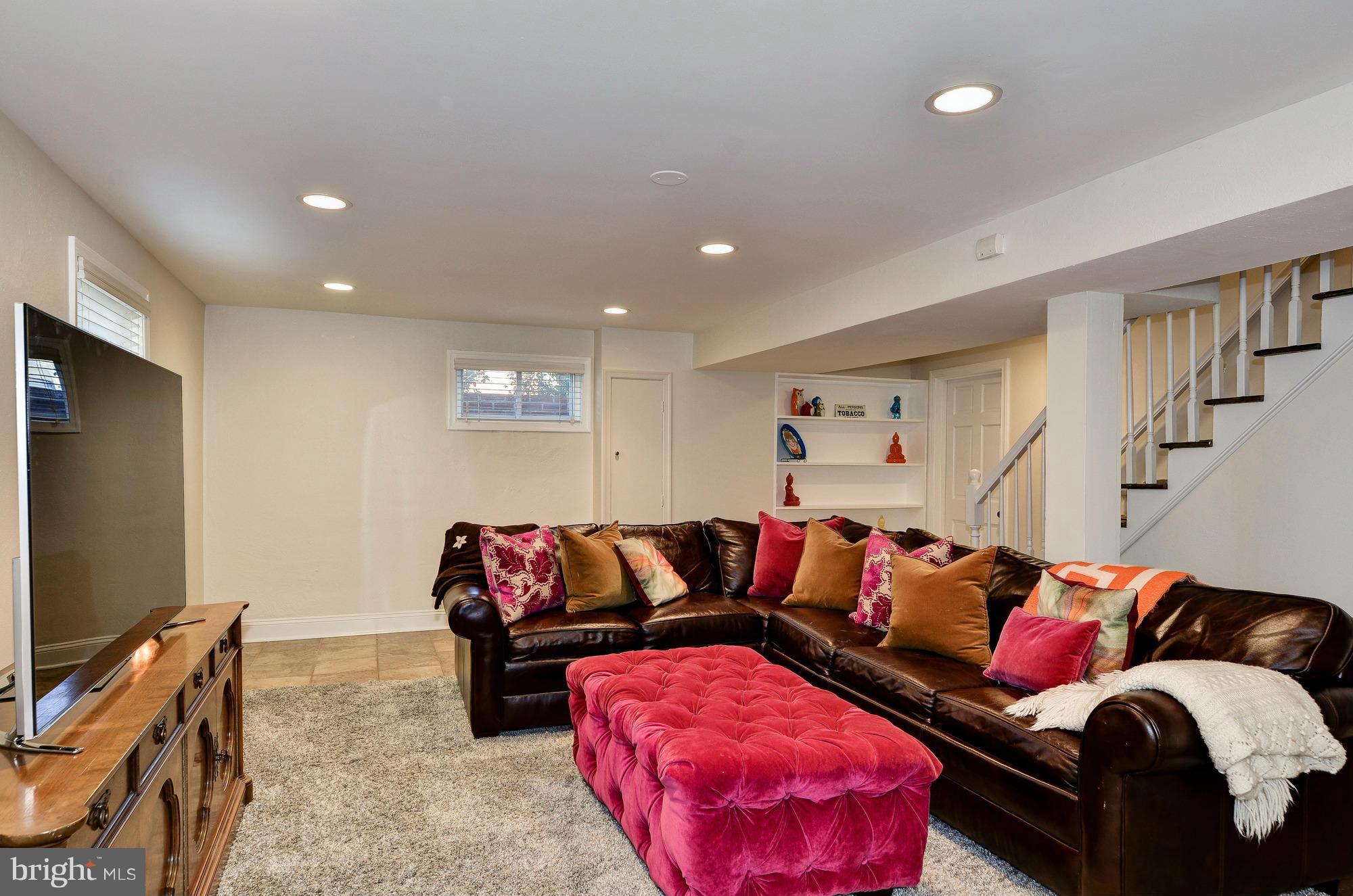 COUNTRY CLUB MANOR - Residential