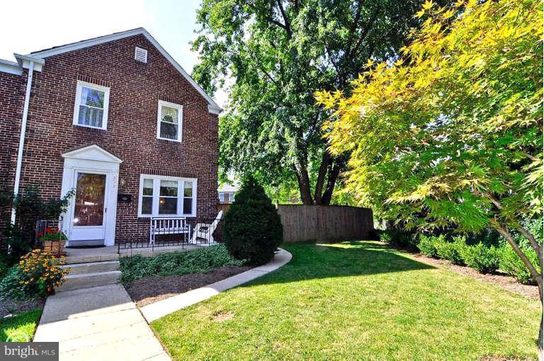 GREAT RENTAL PROPERTY W/ALL THE EXTRAS YOU WOULD WANT AS AN OWNER. HARDWOOD FLOORS, LARGE SEPARATE DINING ROOM, STAINLESS STEEL APPLIANCES, HUGH BACK & SIDE YARDS. FULLY FINISHED LOWER LEVEL WITH FULL BATH, BUILT IN BAR W/REFRIGERATOR, FIREPLACE, PRE-WIRED FOR SURROUND SOUND-ALL THAT'S NECESSARY FOR ENTERTAINING. CLOSE TO 695 FOR EASY COMMUTE TO ANYWHERE.