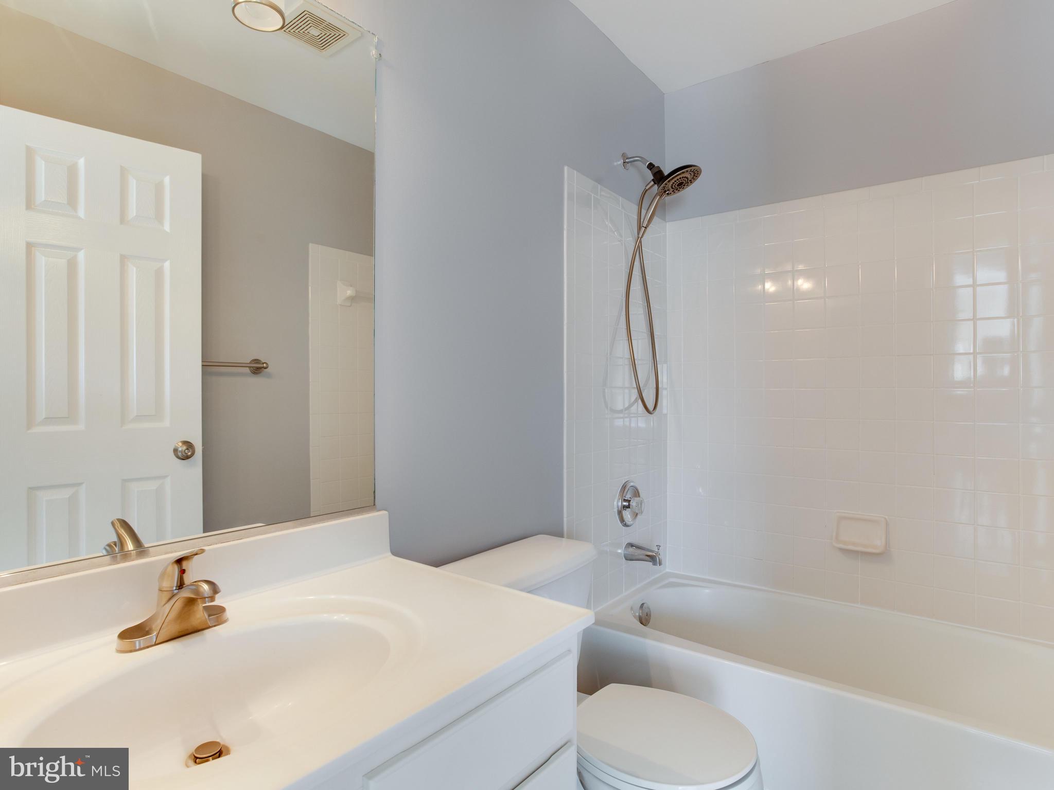 ISLAND CREEK - Residential Lease