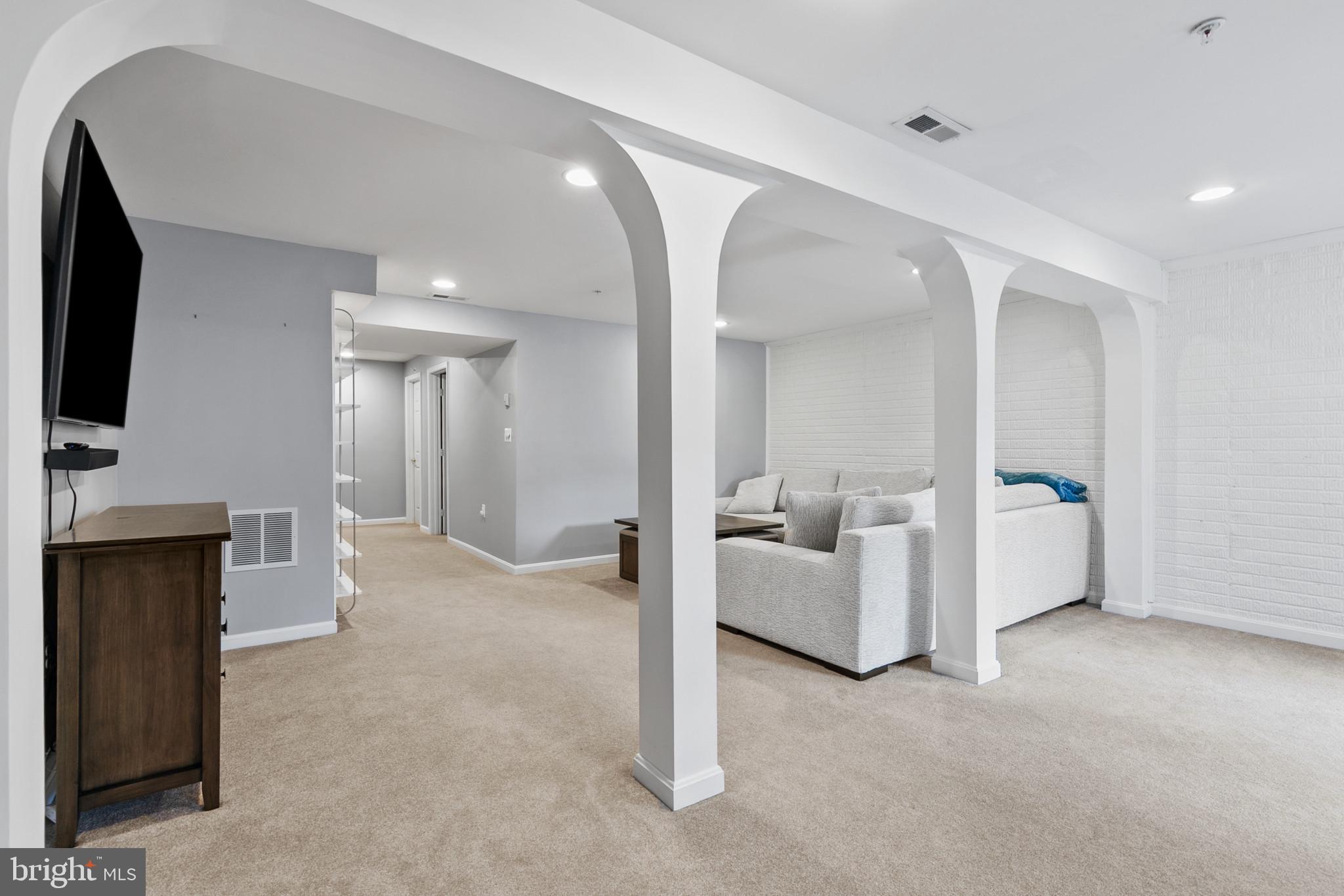 CONSTANT FRIENDSHIP - Residential
