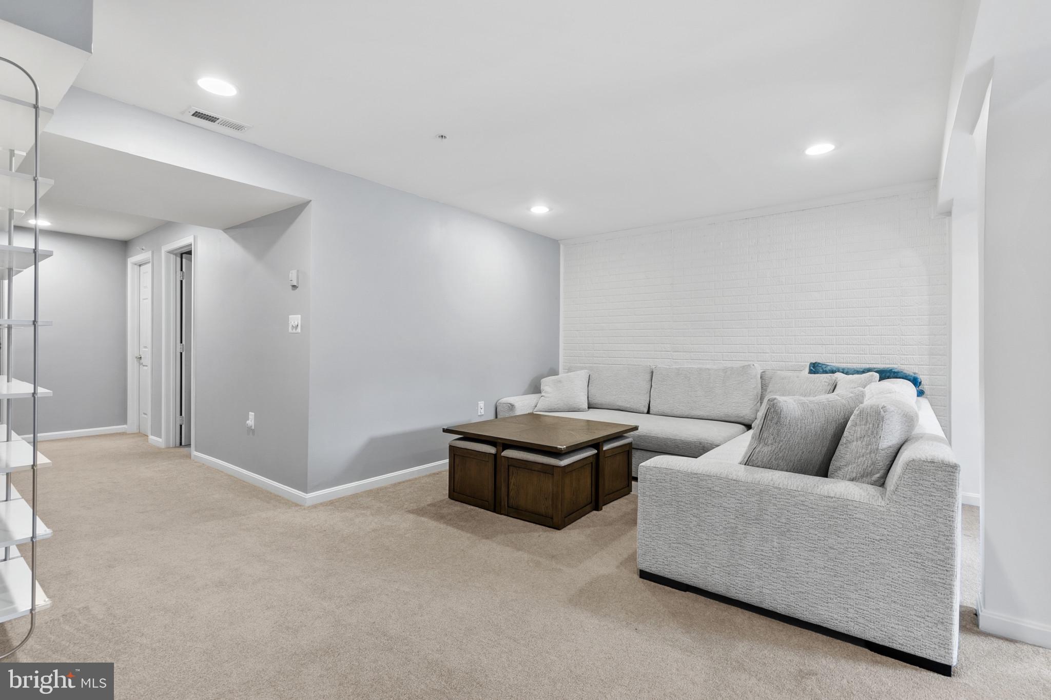 CONSTANT FRIENDSHIP - Residential
