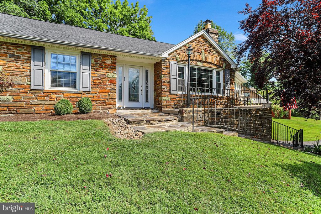 Photo of 10 Bryn Mawr Avenue, NEWTOWN SQUARE, PA 19073 (MLS # PADE2097678)