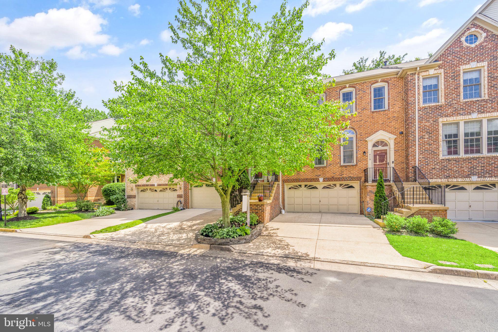CRESTMONT TOWNHOUSES - Residential
