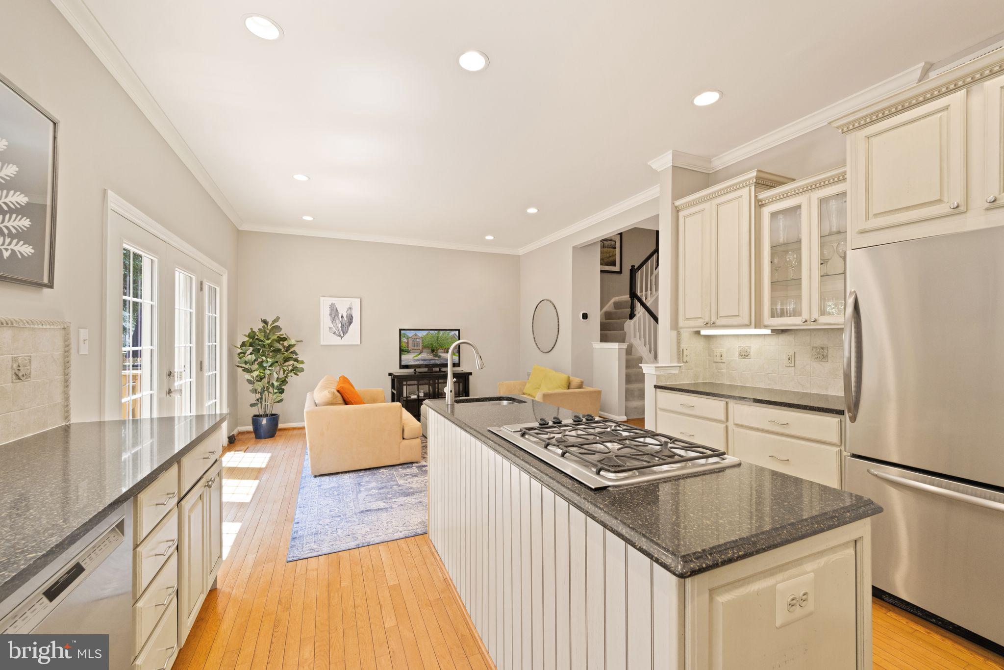 CRESTMONT TOWNHOUSES - Residential