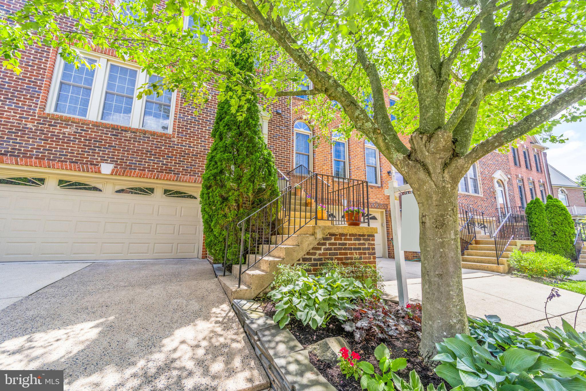 CRESTMONT TOWNHOUSES - Residential