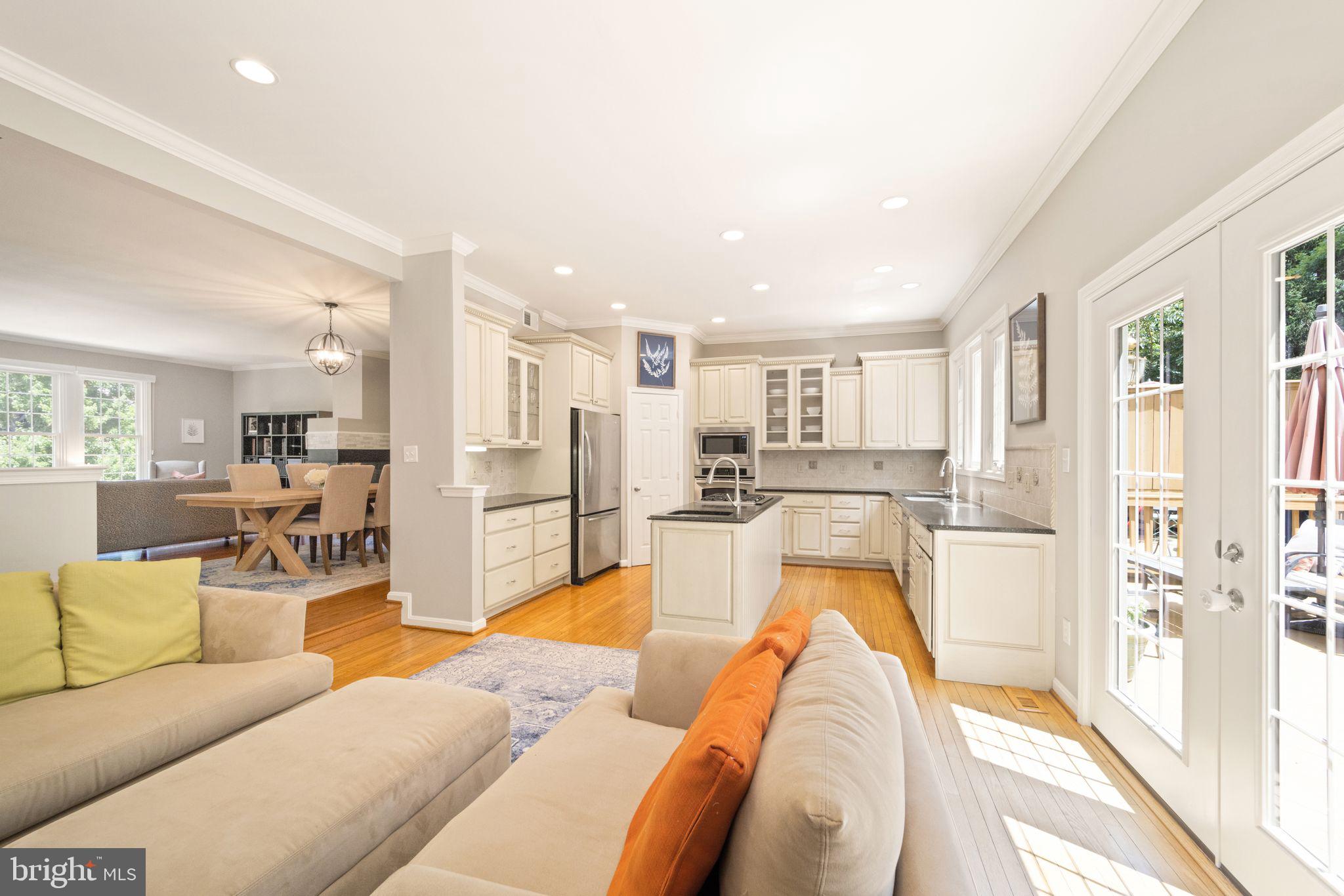 CRESTMONT TOWNHOUSES - Residential