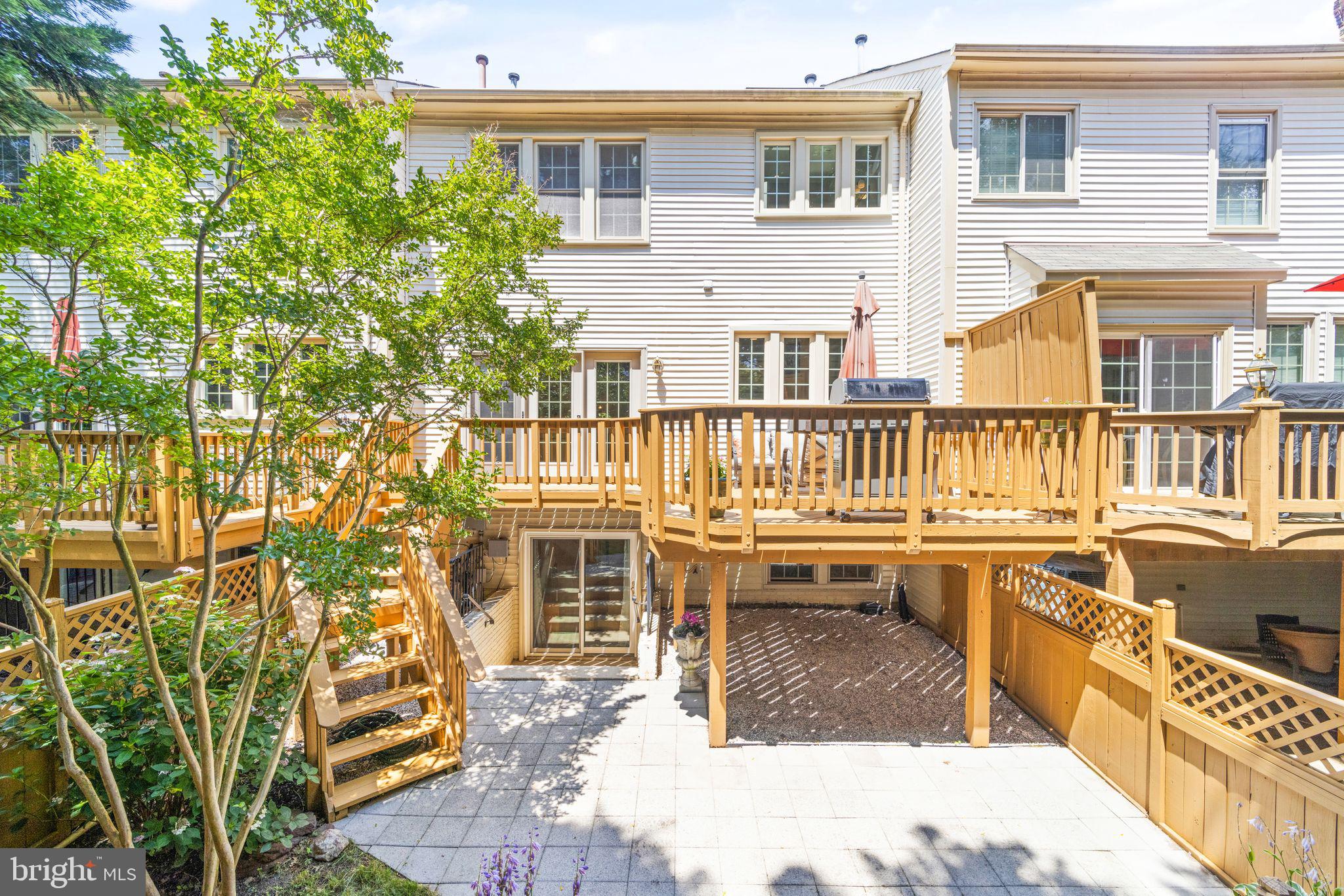 CRESTMONT TOWNHOUSES - Residential