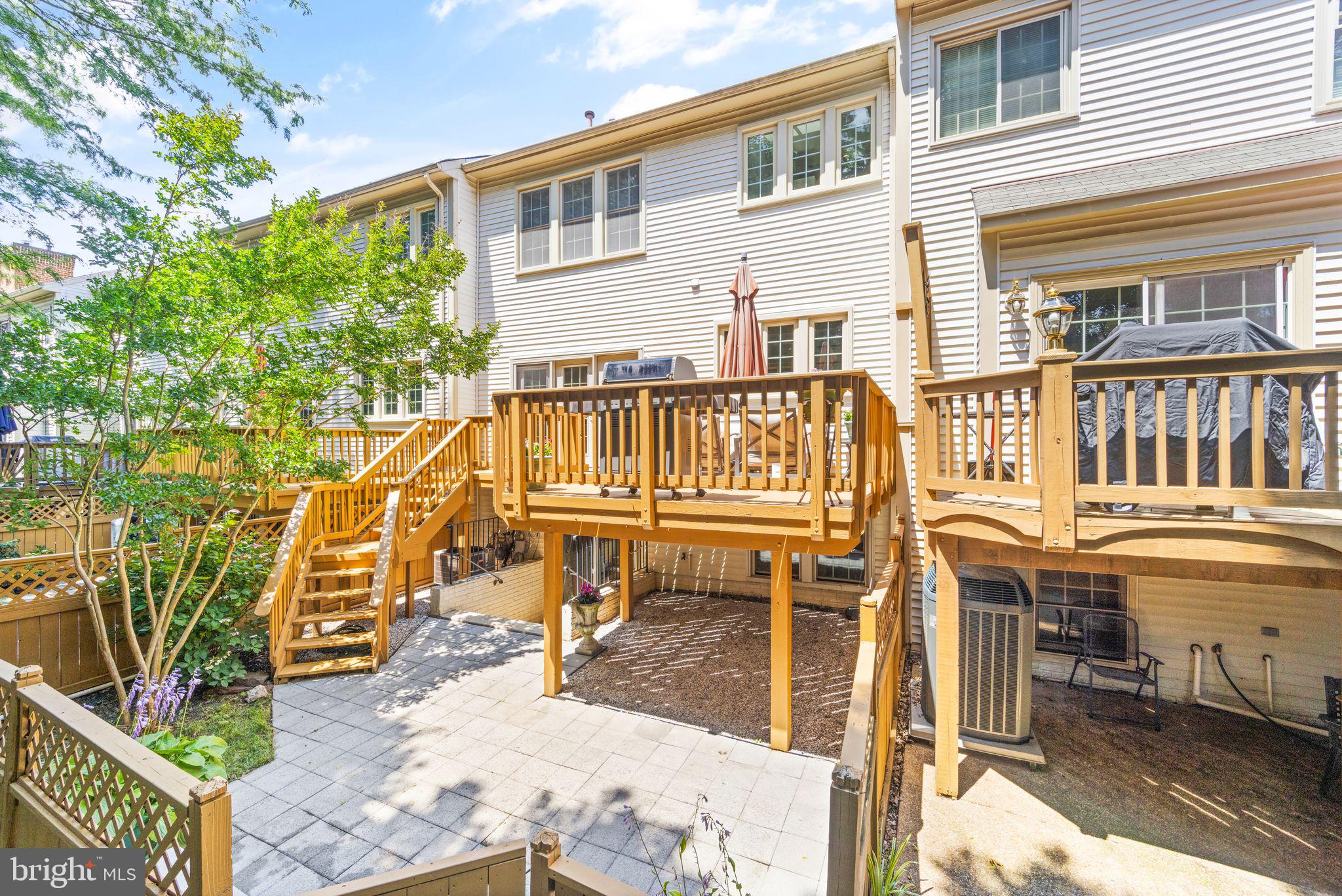 CRESTMONT TOWNHOUSES - Residential