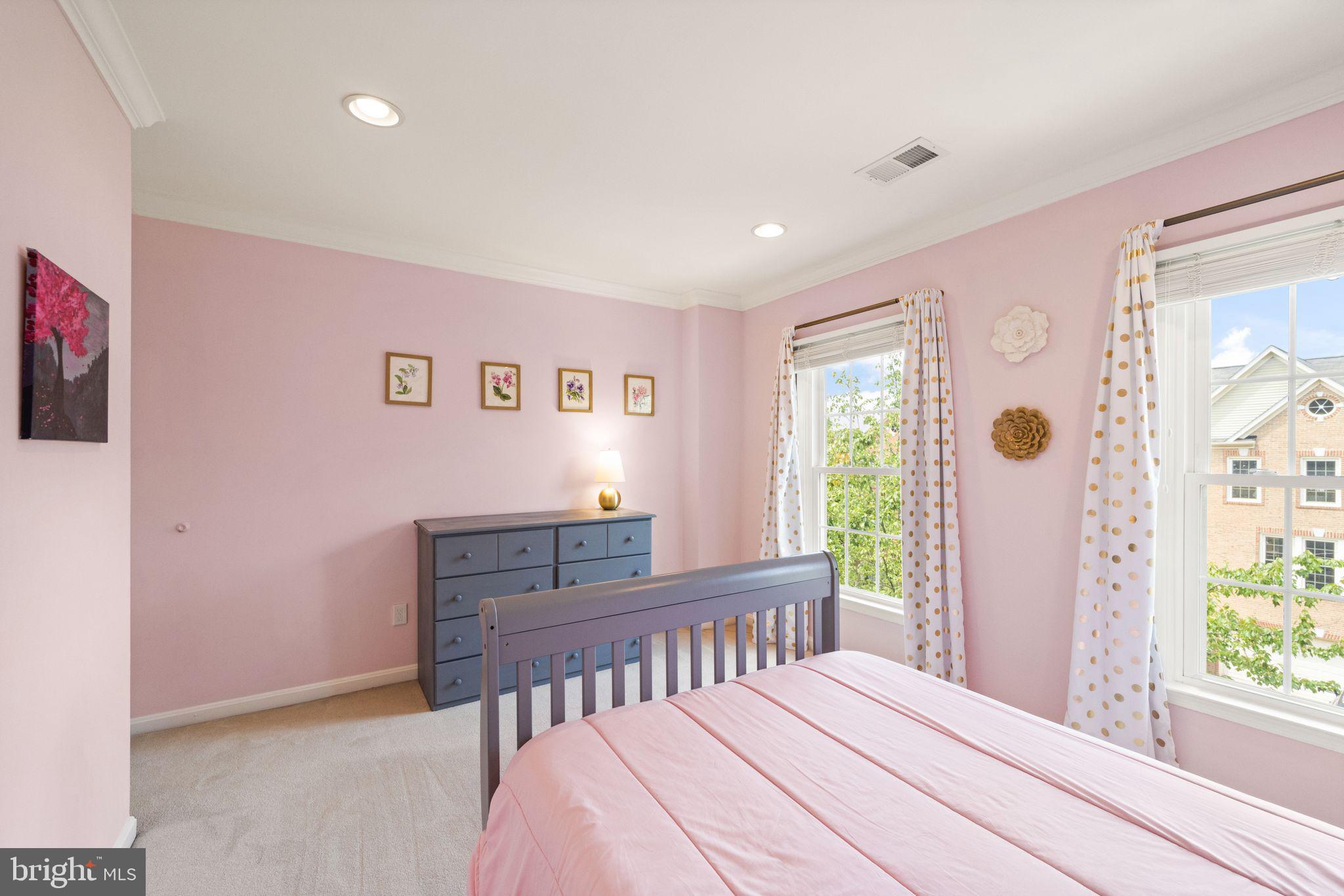 CRESTMONT TOWNHOUSES - Residential