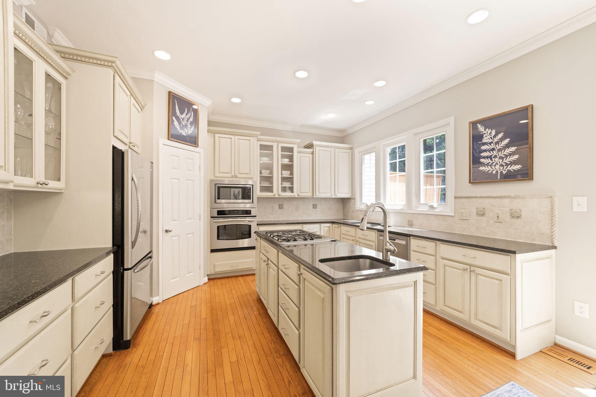 CRESTMONT TOWNHOUSES - Residential