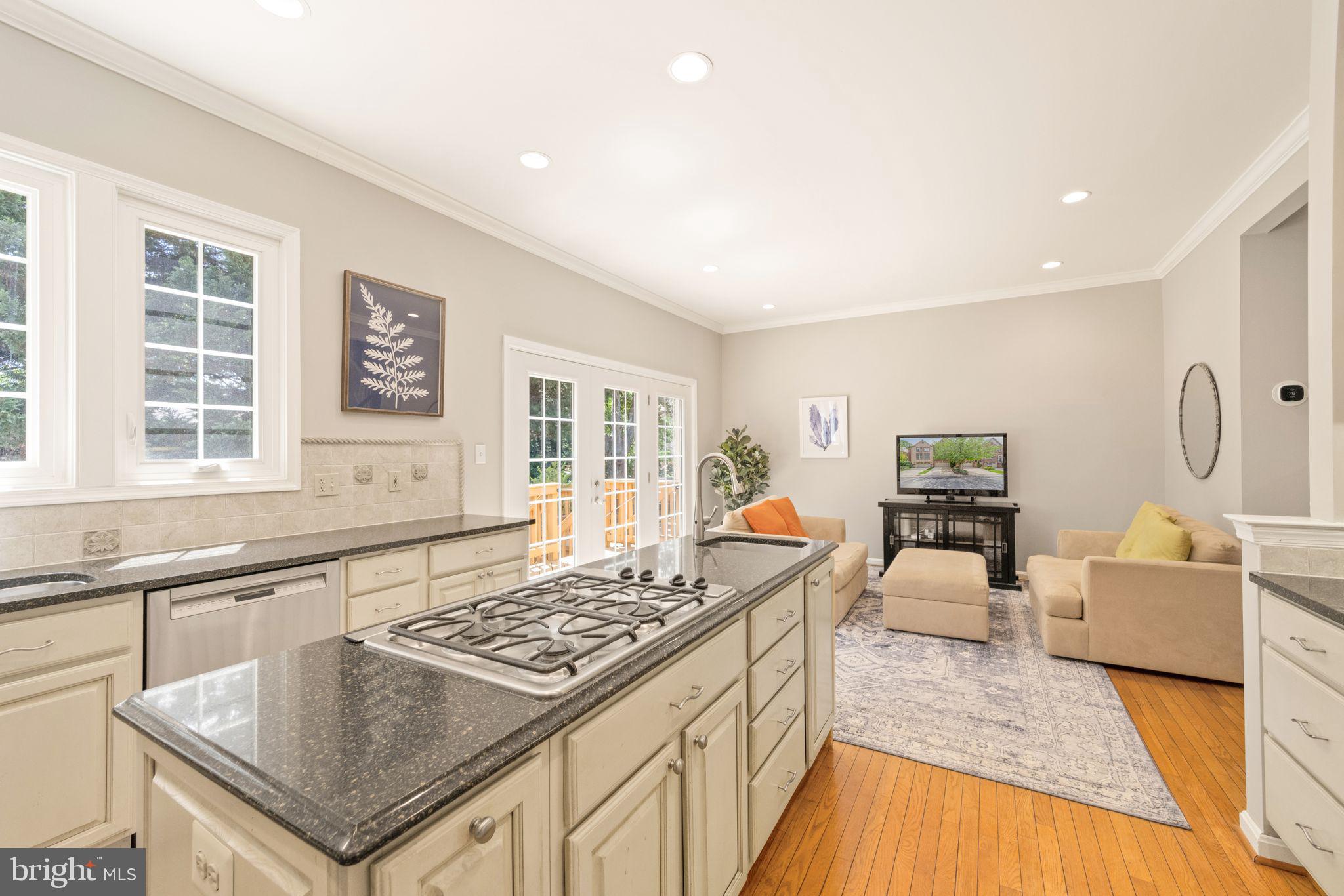 CRESTMONT TOWNHOUSES - Residential