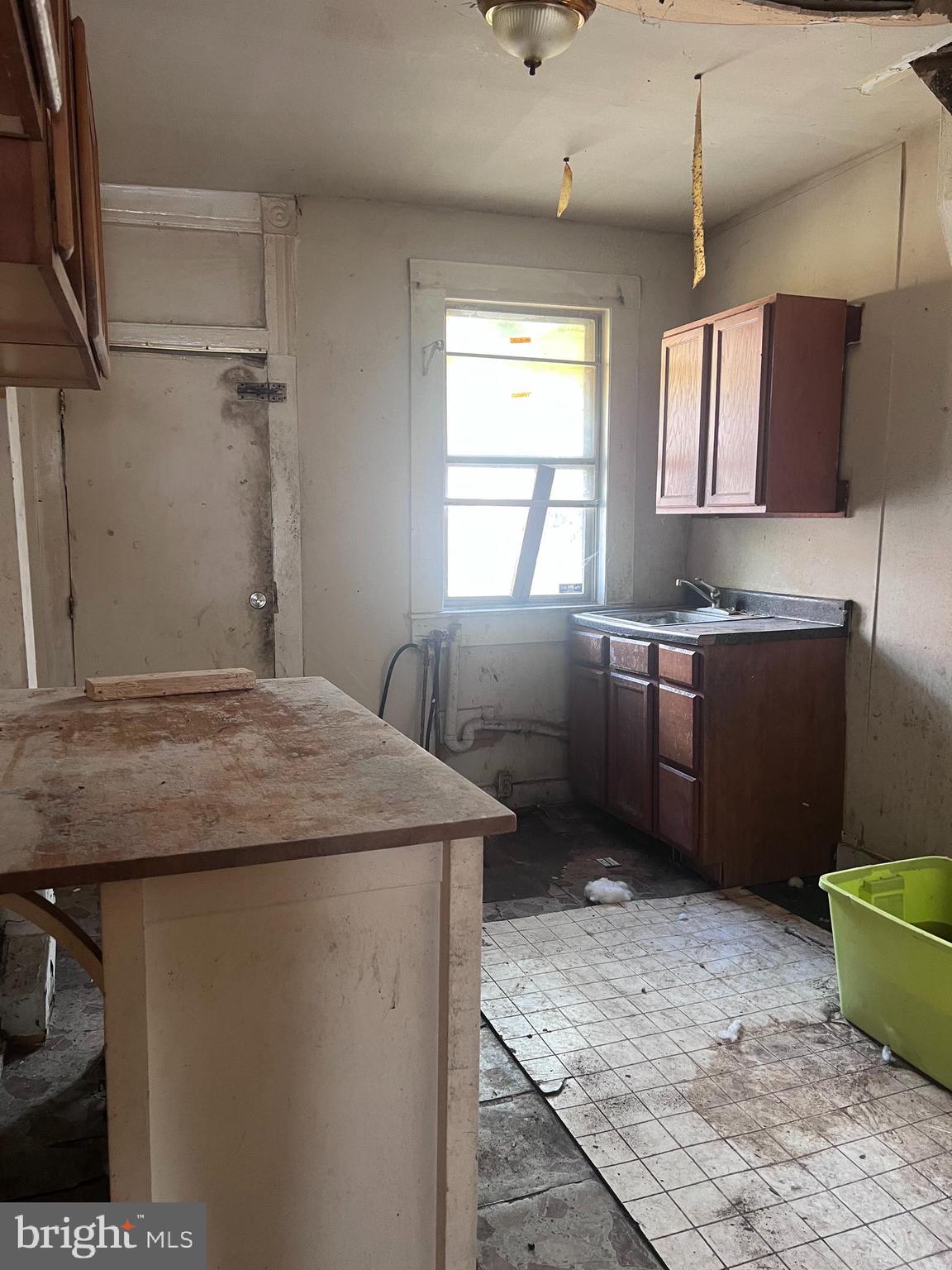 1637 N FULTON AVENUE