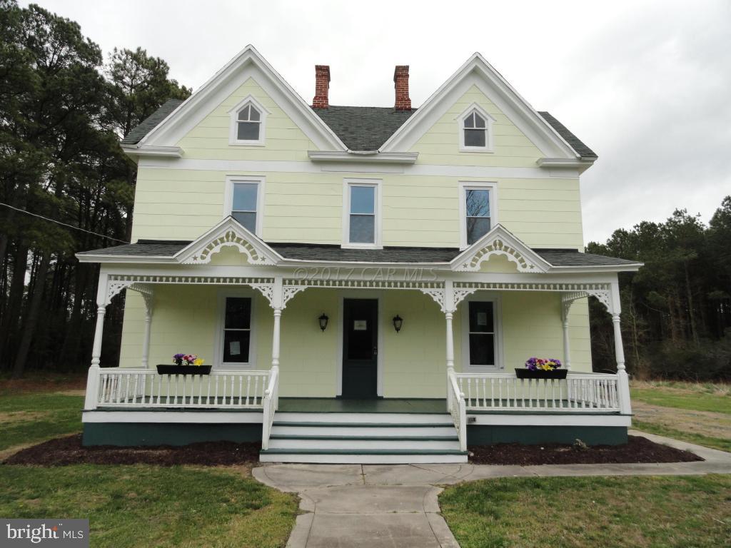 Spacious Victorian home. New stainless steel appliances, new water heater & water pump. Dual zone HVAC system, beautiful hardwood floors, detailed woodwork throughout the home. Sunroom, large country porch, Laundry room, spacious lot. This property is now under auction terms. Pre-sale offers should be submitted through auction.com.This property is subject to a 5% buyers premium pursuant to the auction terms and condtions (minimum may apply). Please contact the listing agent for commission details as commissions may change between pre sale and auction periods. This is a reverse auction and sales are subject to seller approval. Please contact agent for details.