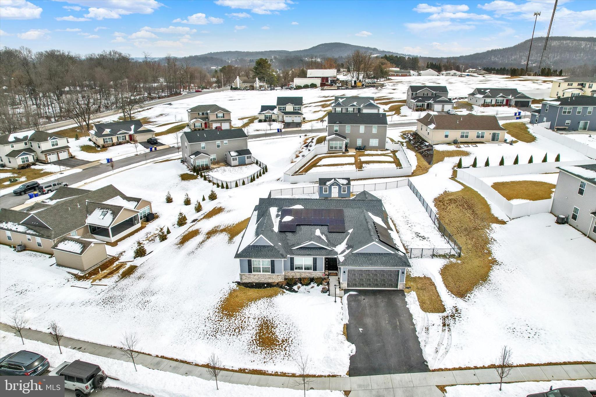 WINDY HEIGHTS, THE NEW - Residential