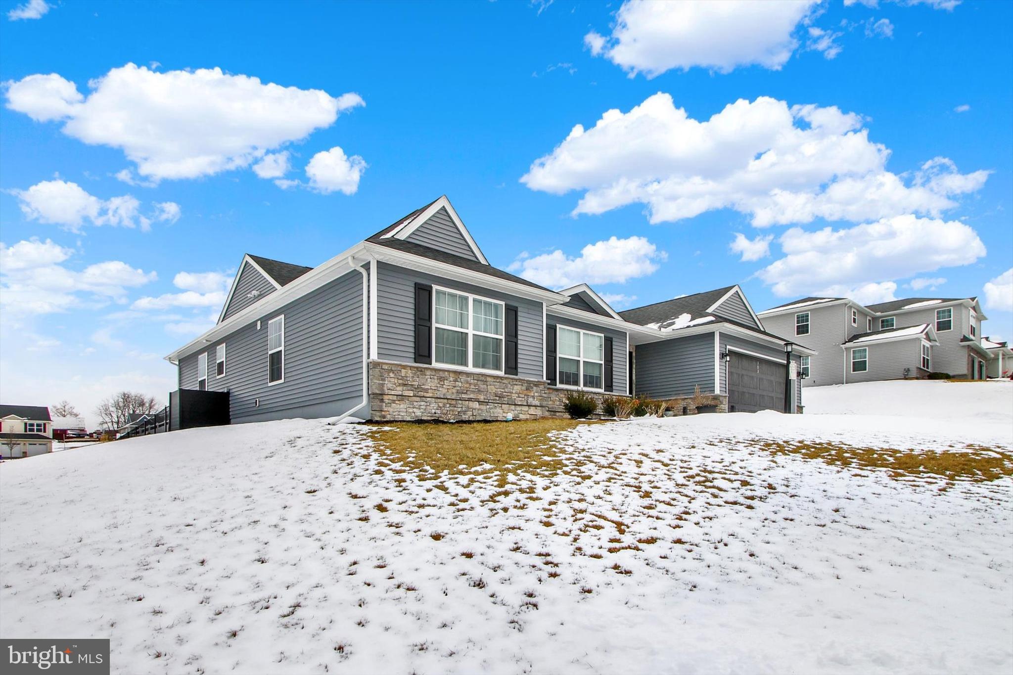 WINDY HEIGHTS, THE NEW - Residential