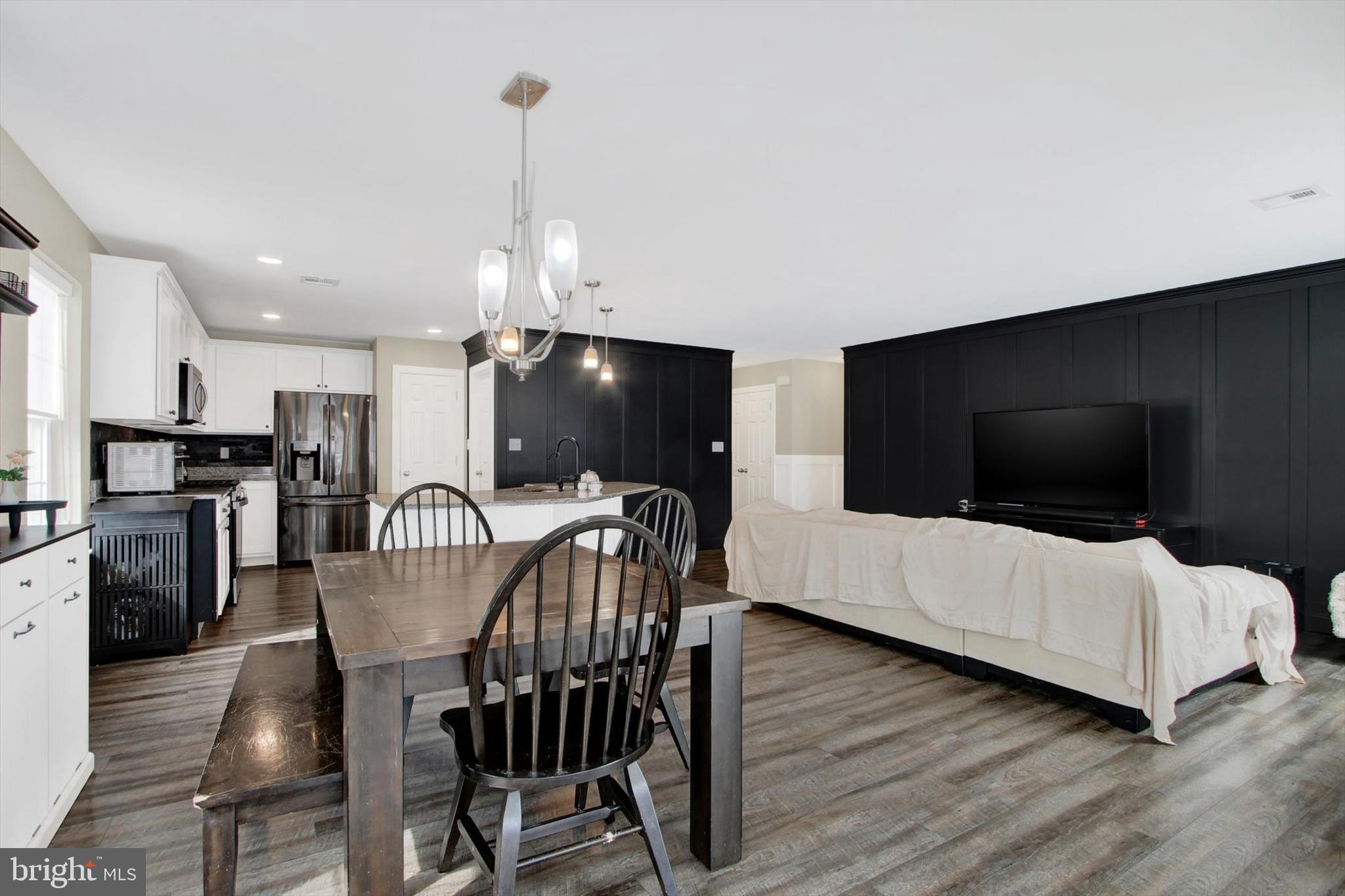 WINDY HEIGHTS, THE NEW - Residential