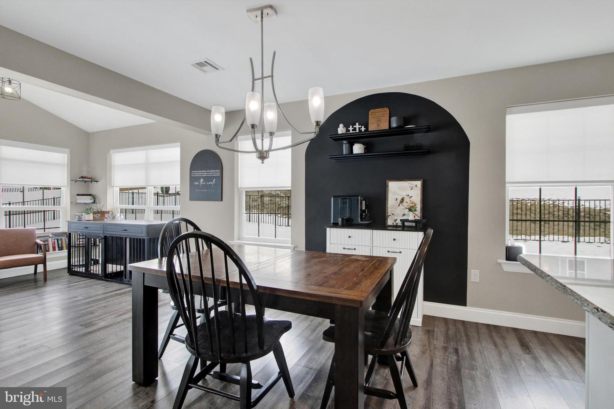 WINDY HEIGHTS, THE NEW - Residential