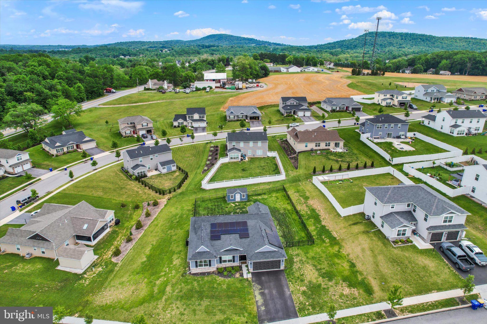 WINDY HEIGHTS, THE NEW - Residential