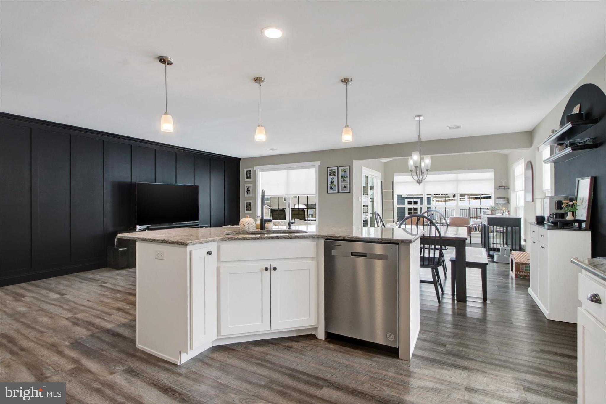 WINDY HEIGHTS, THE NEW - Residential