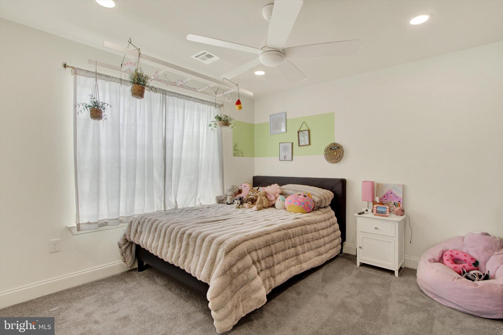 WINDY HEIGHTS, THE NEW - Residential