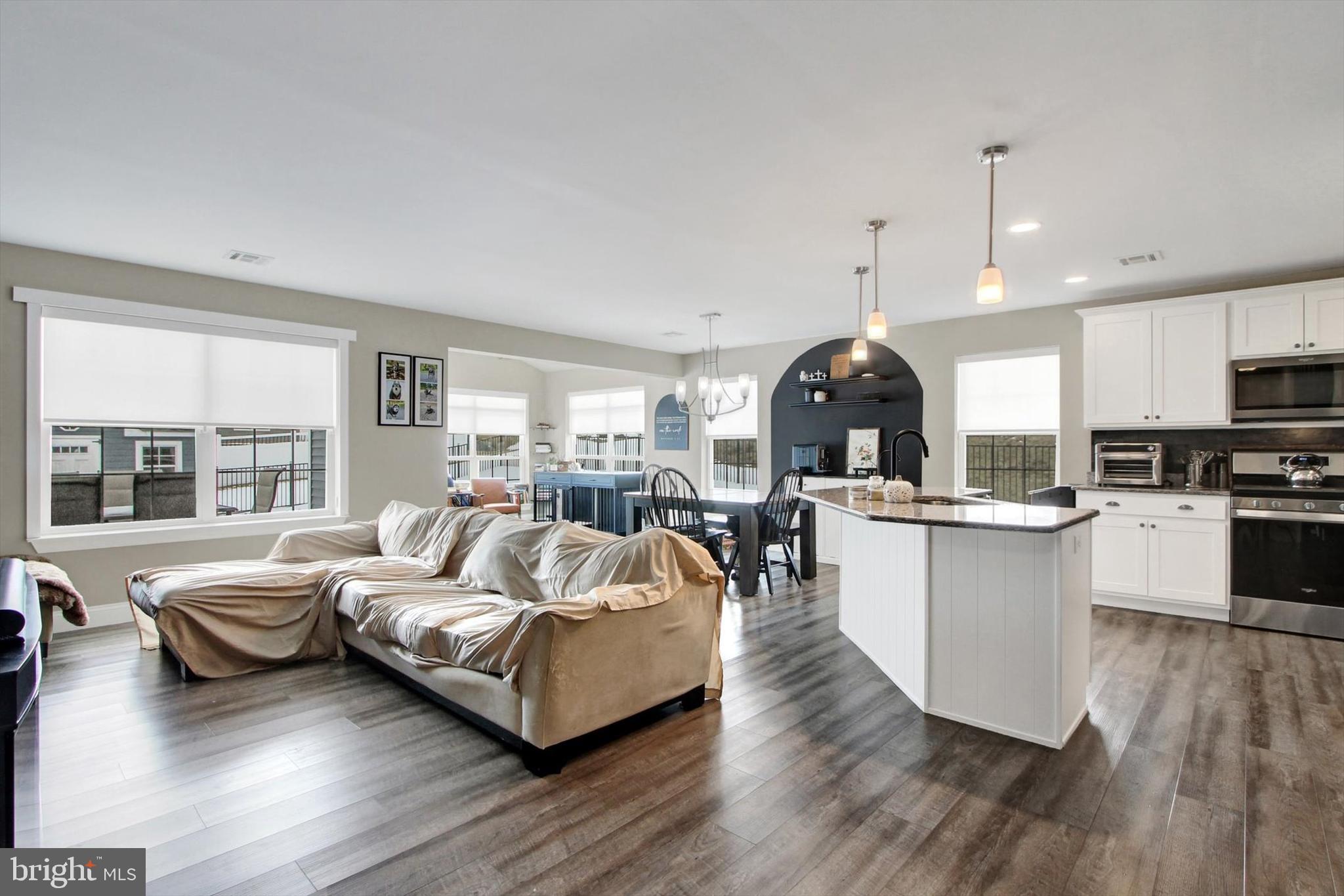 WINDY HEIGHTS, THE NEW - Residential