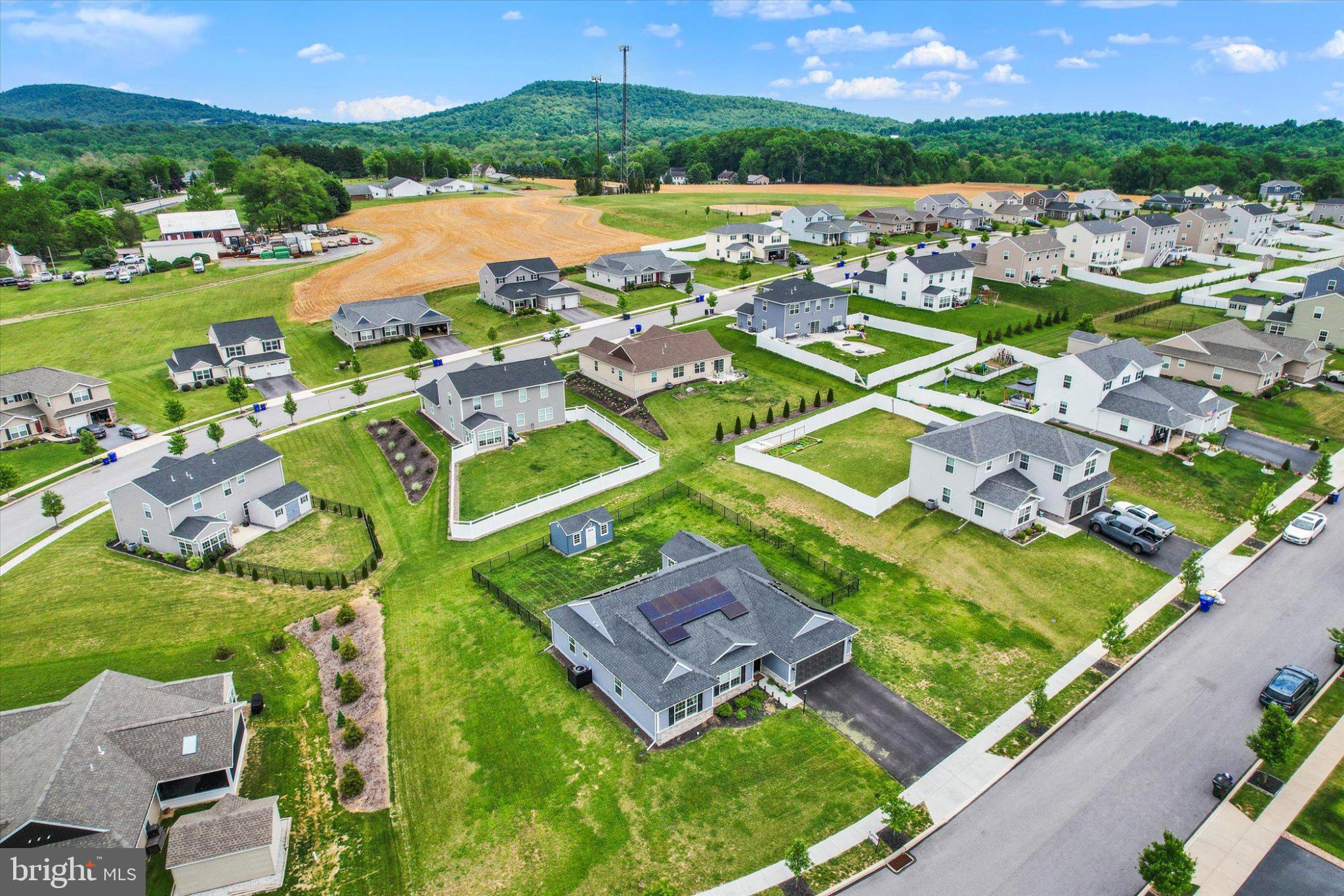 WINDY HEIGHTS, THE NEW - Residential