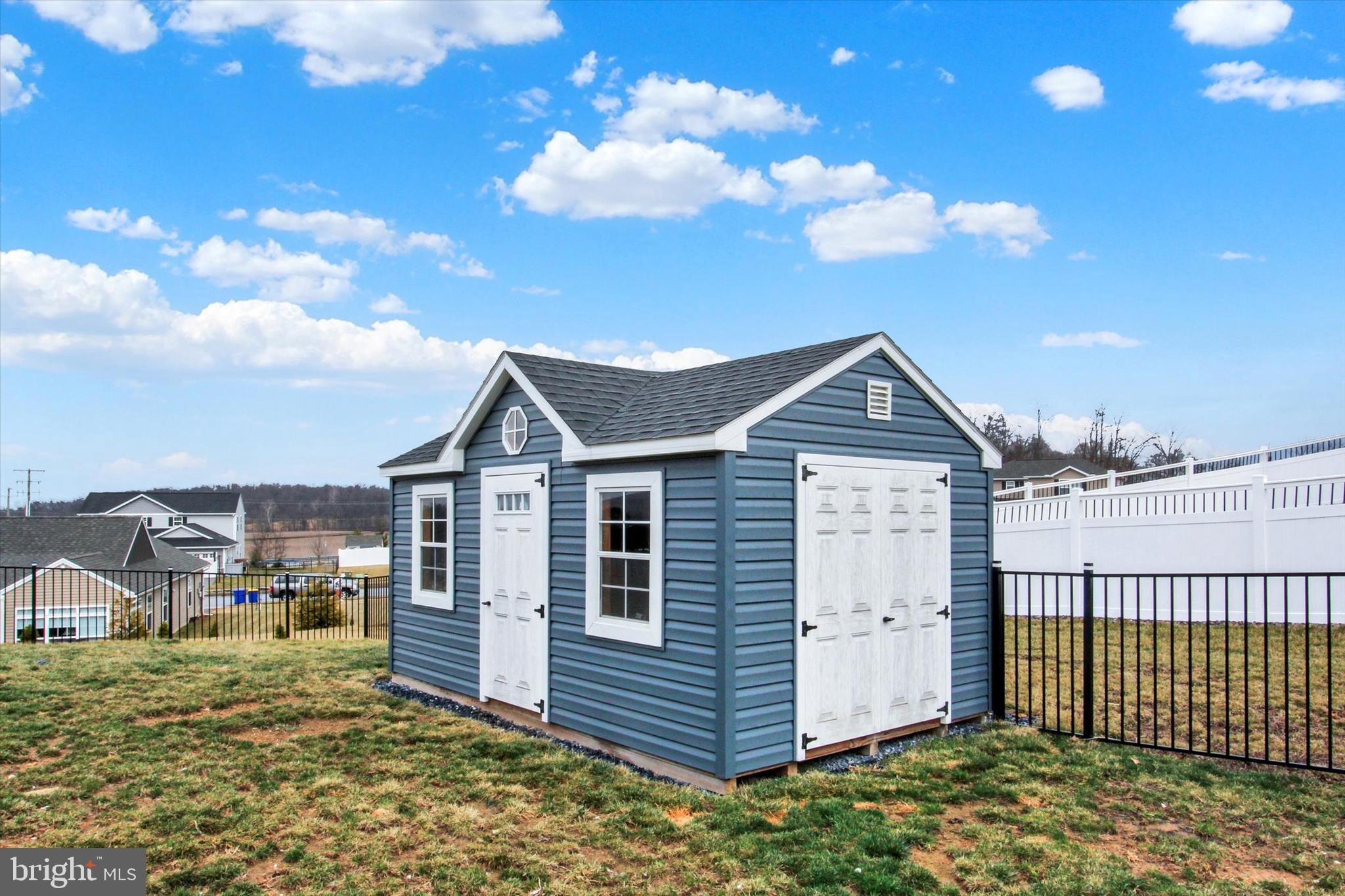 WINDY HEIGHTS, THE NEW - Residential