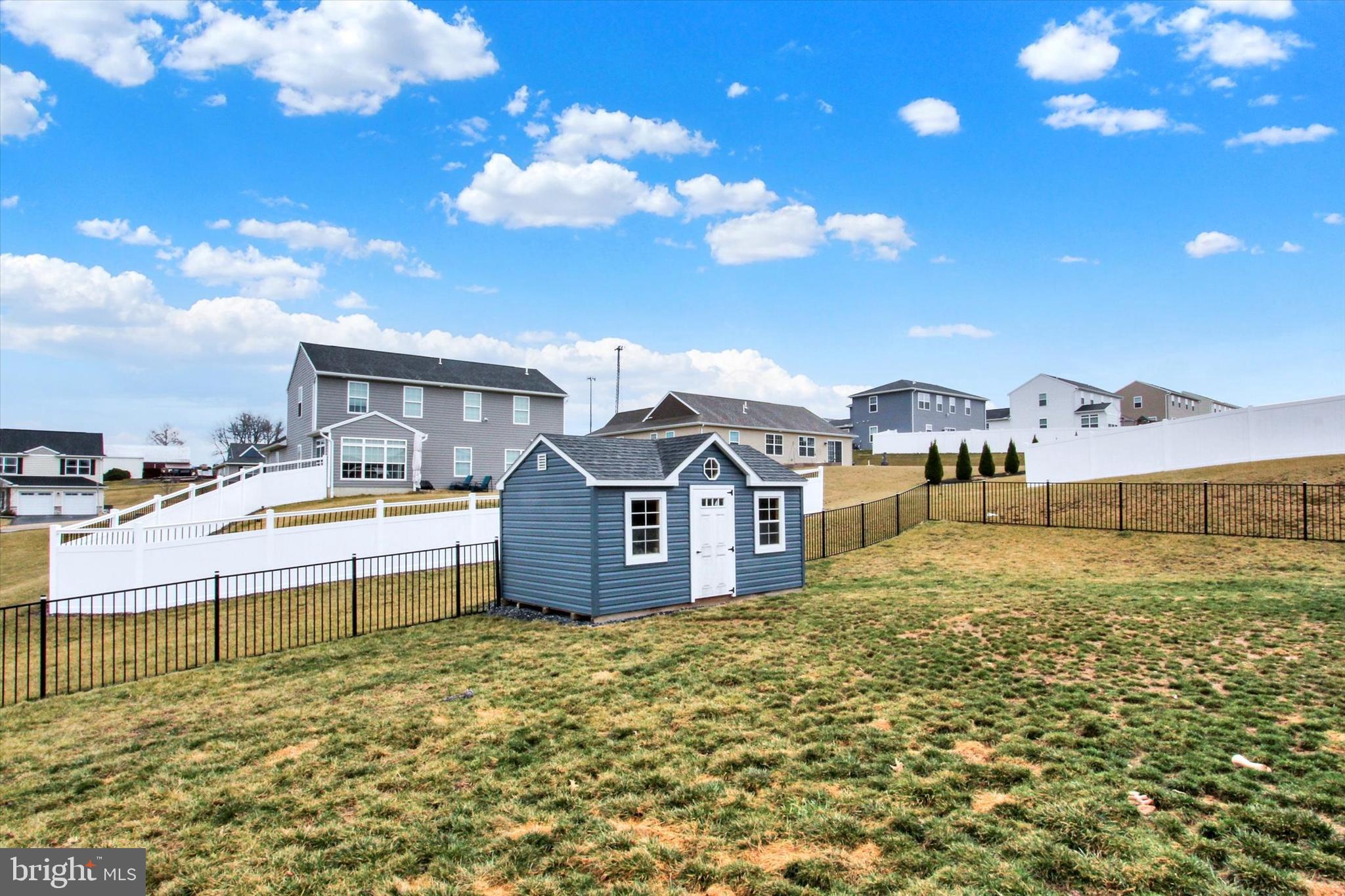 WINDY HEIGHTS, THE NEW - Residential