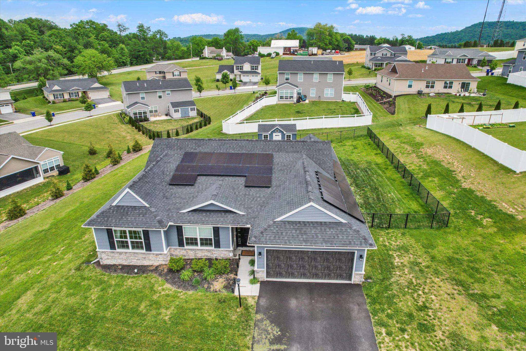 WINDY HEIGHTS, THE NEW - Residential