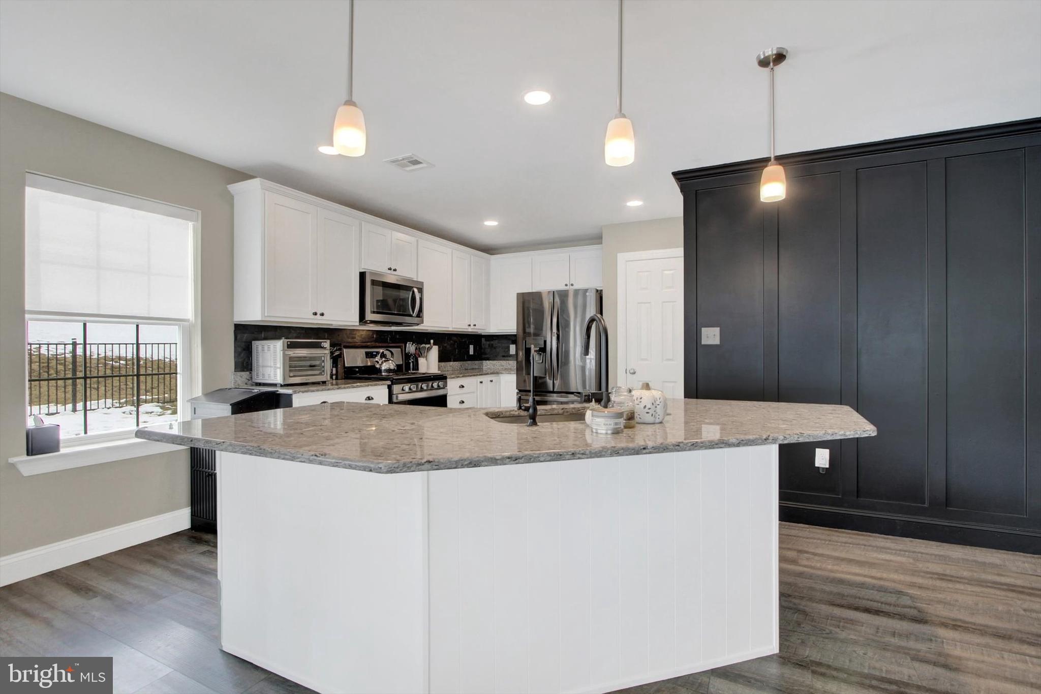 WINDY HEIGHTS, THE NEW - Residential