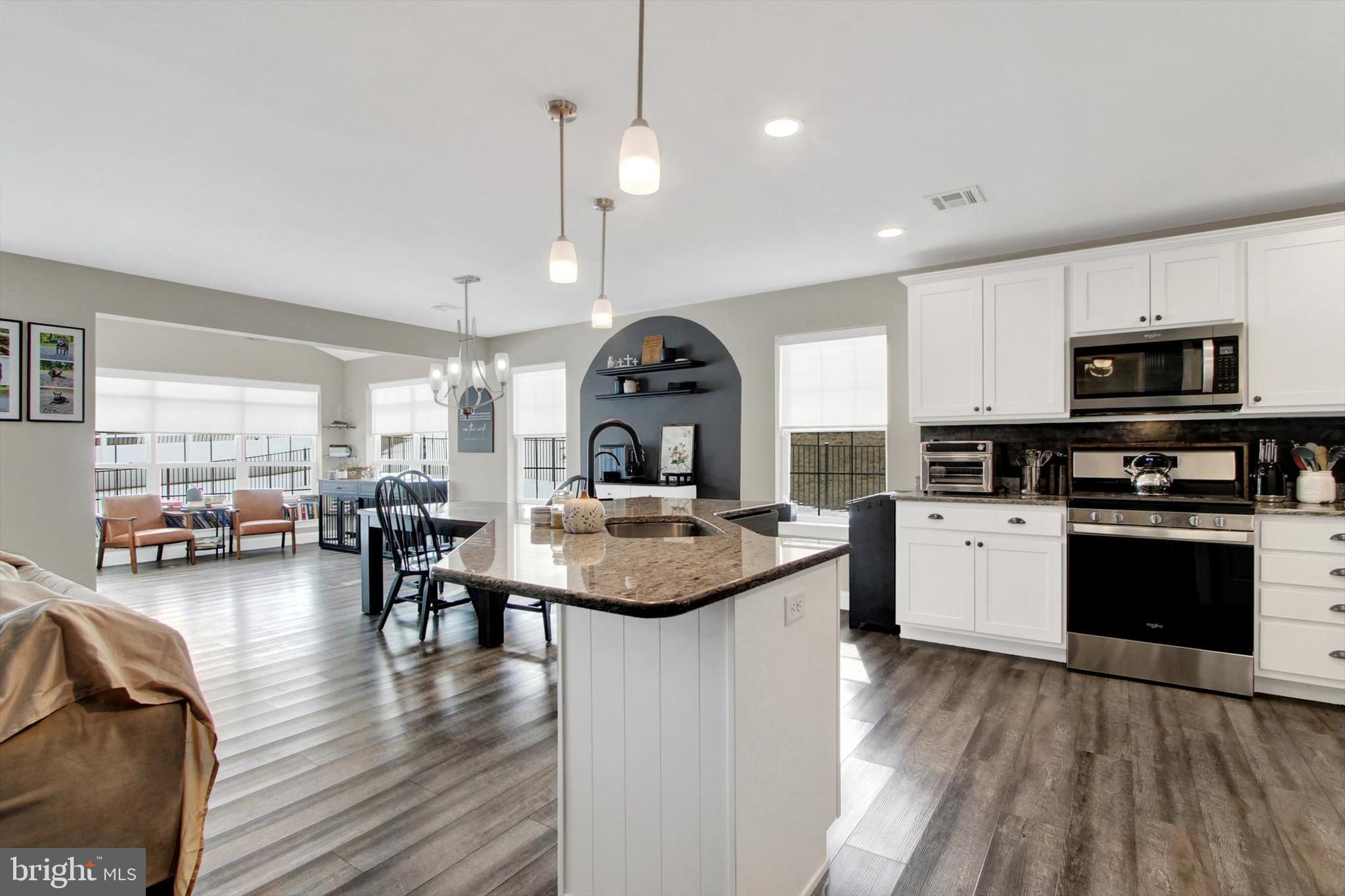 WINDY HEIGHTS, THE NEW - Residential