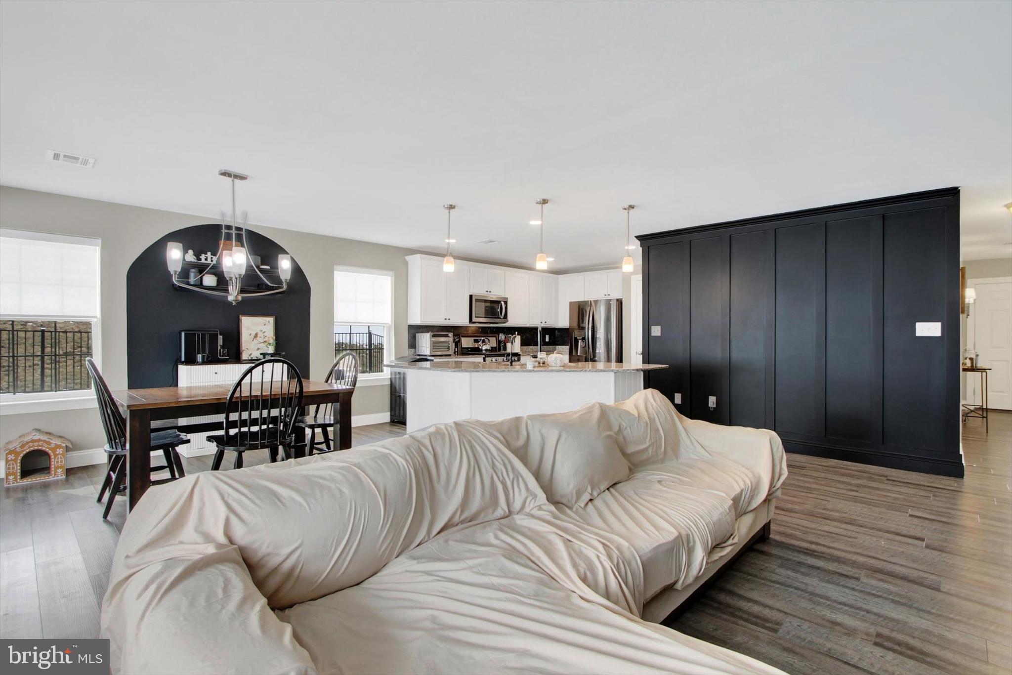 WINDY HEIGHTS, THE NEW - Residential