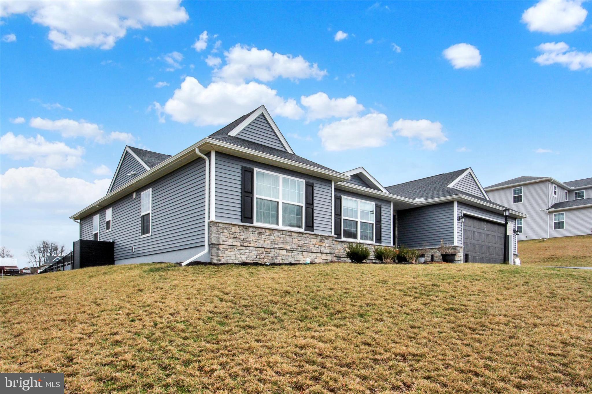 WINDY HEIGHTS, THE NEW - Residential