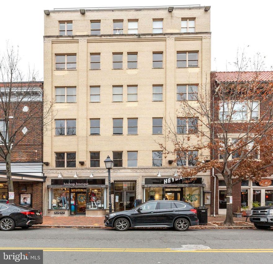 In the heart of Old Town Alexandria this updated condo boasts gorgeous hardwood wood floors, a modern kitchen with granite counters, stainless appliances, elegant travertine tile bath, fireplace and stackable washer and dryer in the unit! Parking is available nearby.  There are secure storage units for rent and Bike storage is available in the building.  Enjoy your evenings on the rooftop grilling out with friends with one of the best views in Old Town.  Walkable (or trolley) to all things King Street.  Minutes to metro and waterfront, shopping restaurants, DC, National Airport   all that you need.