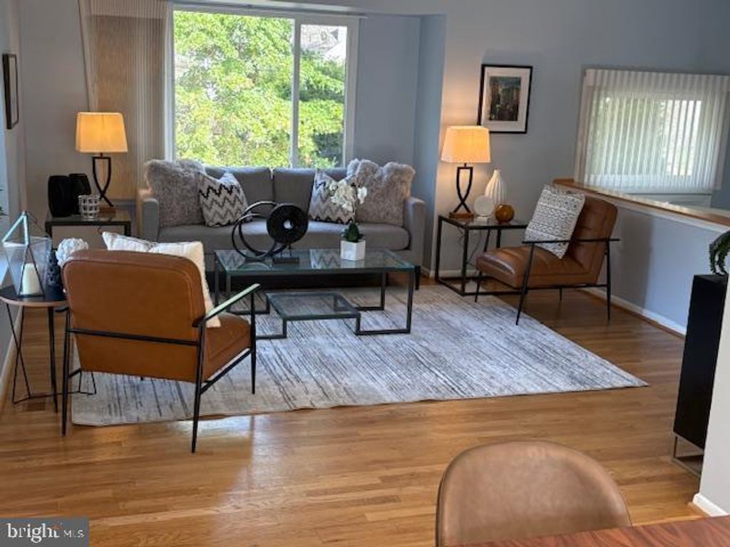 Photo of 8 Glazebrook Court, GAITHERSBURG, MD 20878 (MLS # MDMC2197882)