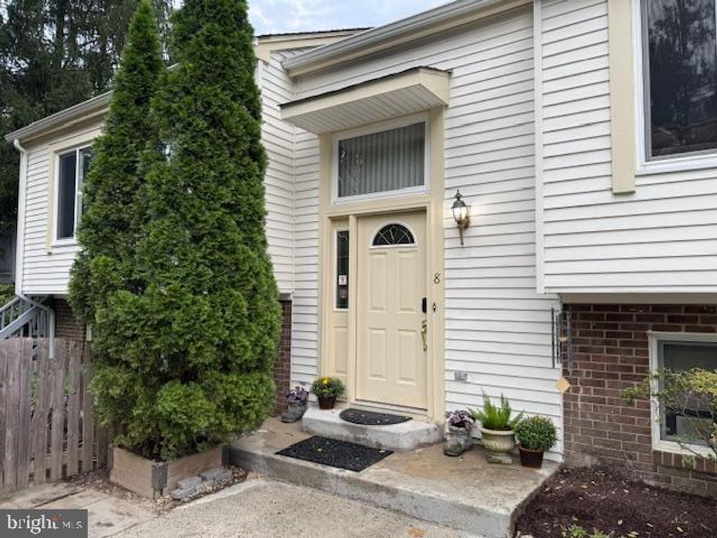 Photo of 8 Glazebrook Court, GAITHERSBURG, MD 20878 (MLS # MDMC2197882)