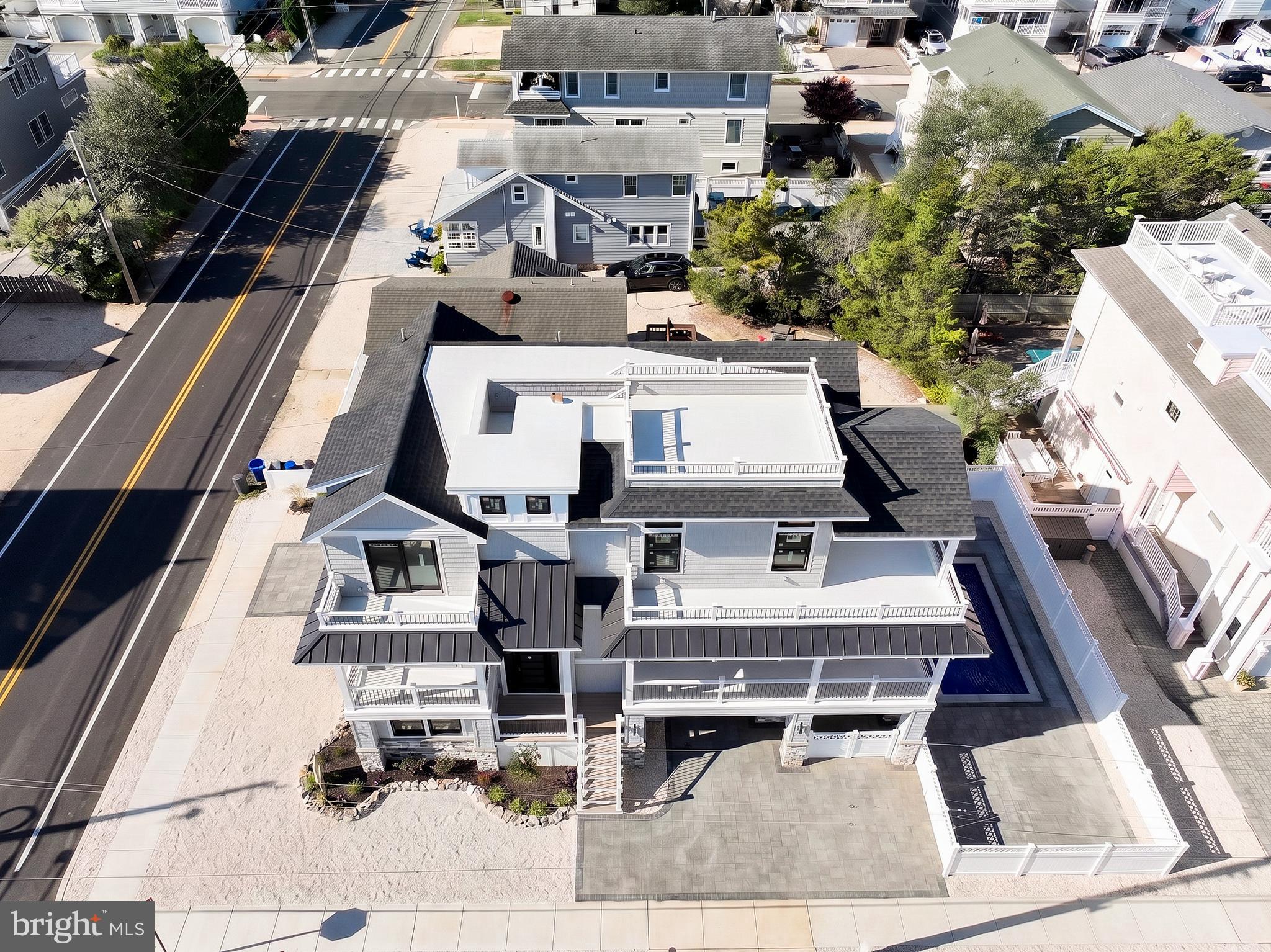 2912 BEACH AVE
