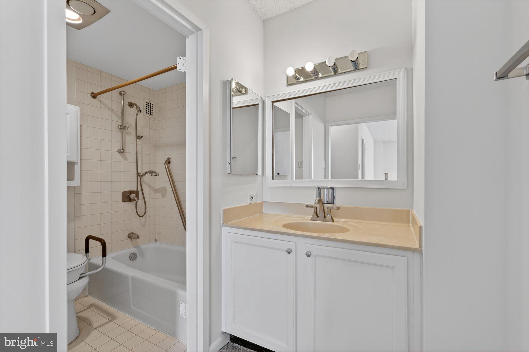 SKYLINE PLAZA - Residential