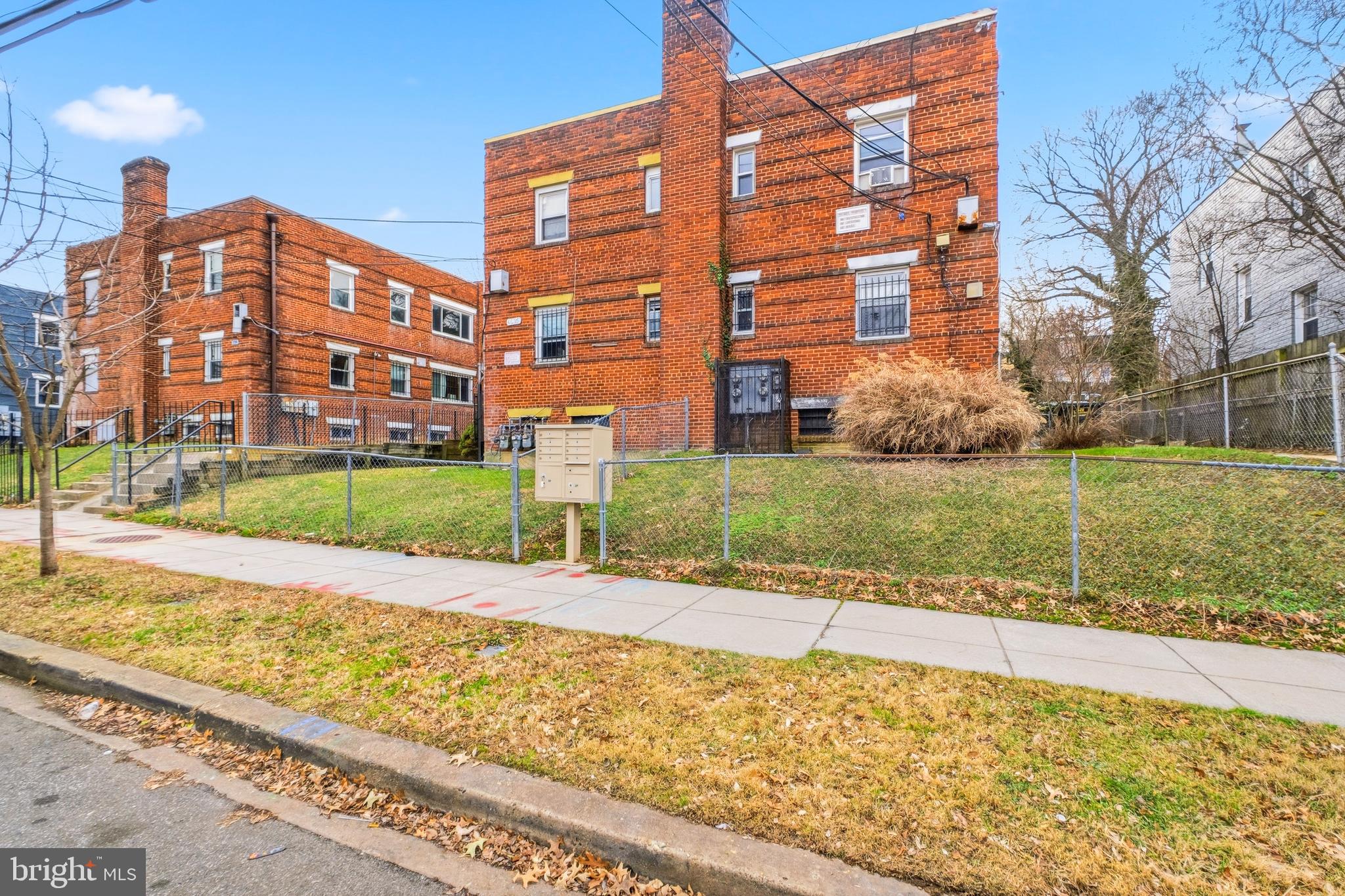 4633 HILLSIDE ROAD SE