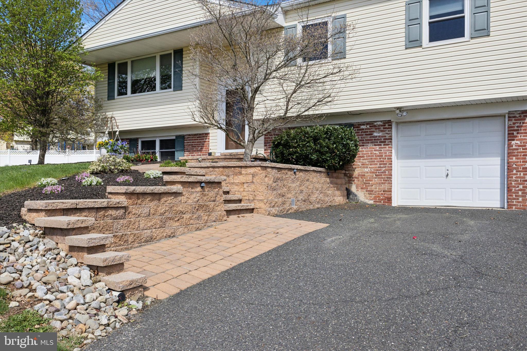541 LEXINGTON LANE