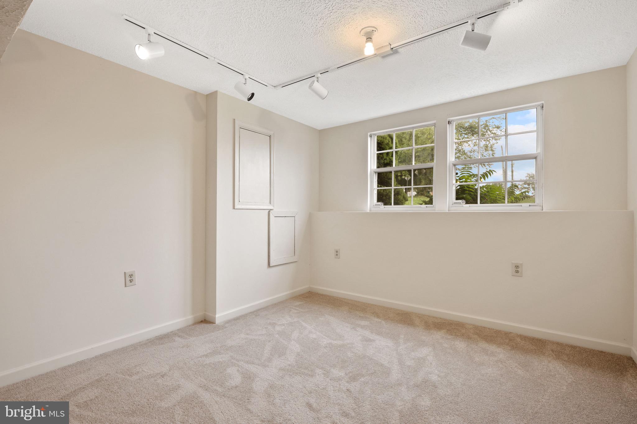 CATONSVILLE MANOR - Residential