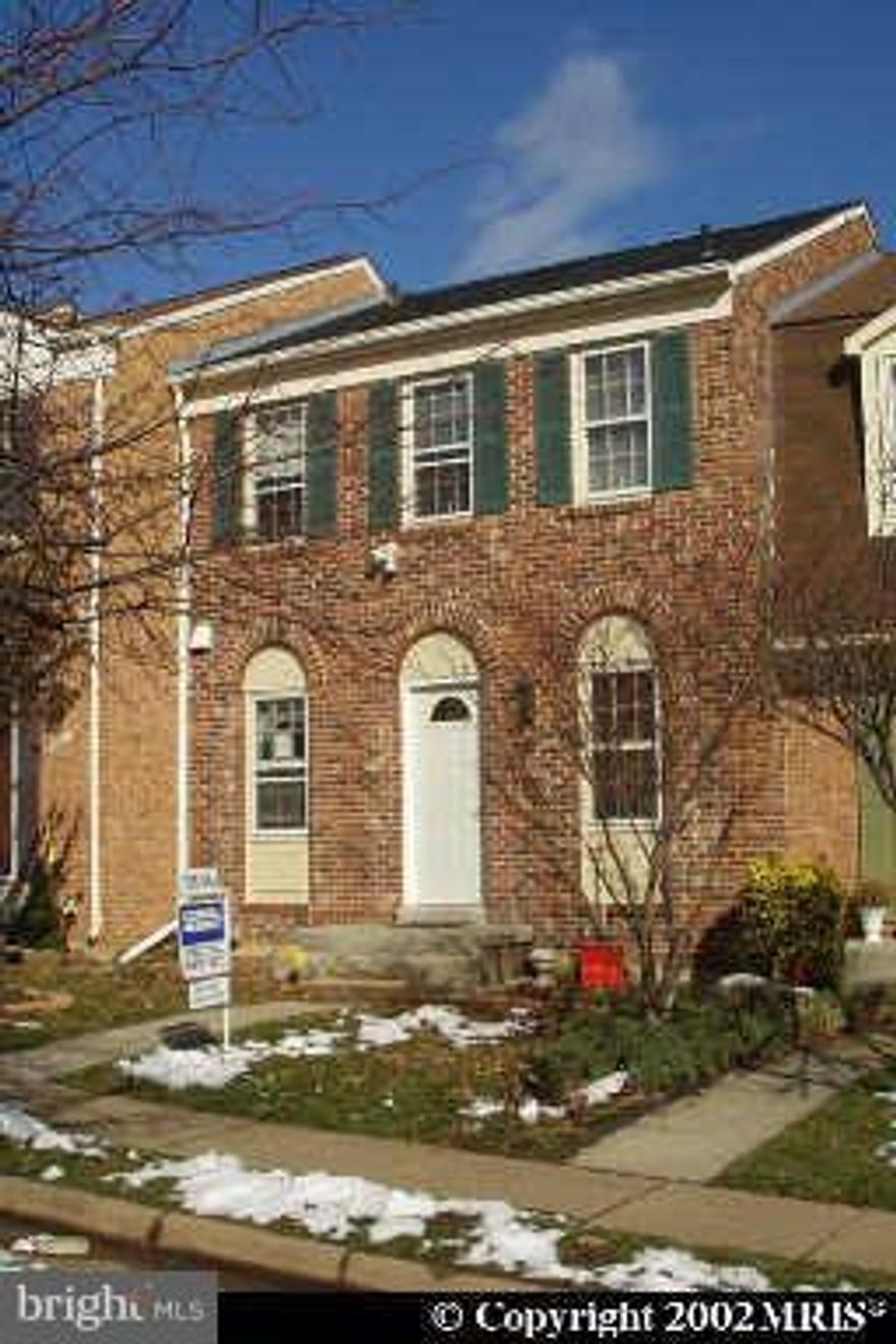 OVER 2,000 SQ FT OF LIV SPACE WITH 3 BRS, 3 FB AND HB IN S/ AFTER LAKE RIDGE COMMUNITY. HW & TILES ON ML. NEW KIT AND BR CAB WITH GRANITE COUNTER TOPS. NEW PAINT, NEW CARPET AND NEW CERAMIC TILES IN ALL BRs.  FIN BASEMENT W/ LARGE UTILITY RM/STORAGE. FP IN BASEMENT. W/ SCHOOLS AND HOA INC ACCESS TO POOL AND LAKE. V/C TO RESTAURANTS AND SHOPPING. CLOSE TO RT 123 AND I-95, PW PKWY. THX FOR SHOWING.