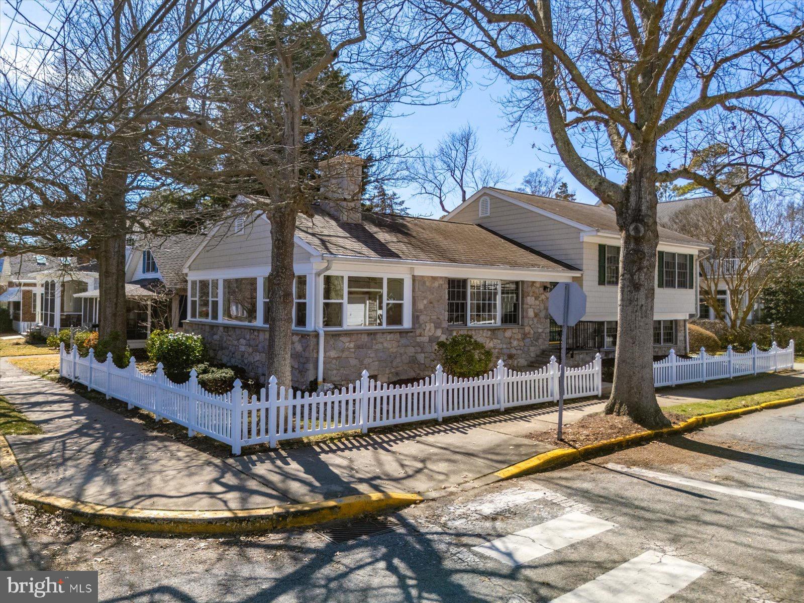 COUNTRY CLUB ESTATES - Residential