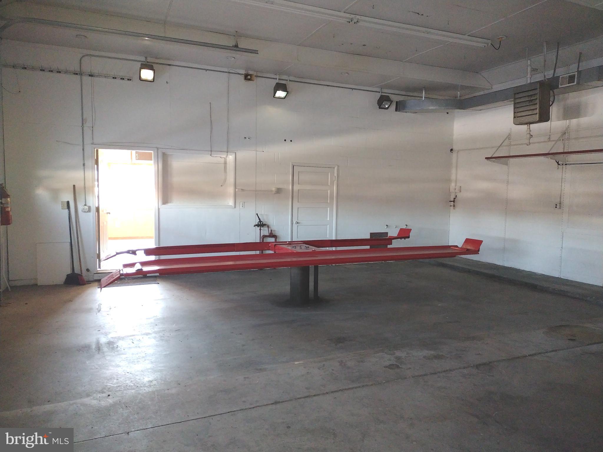 ROUZERVILLE - Commercial Lease