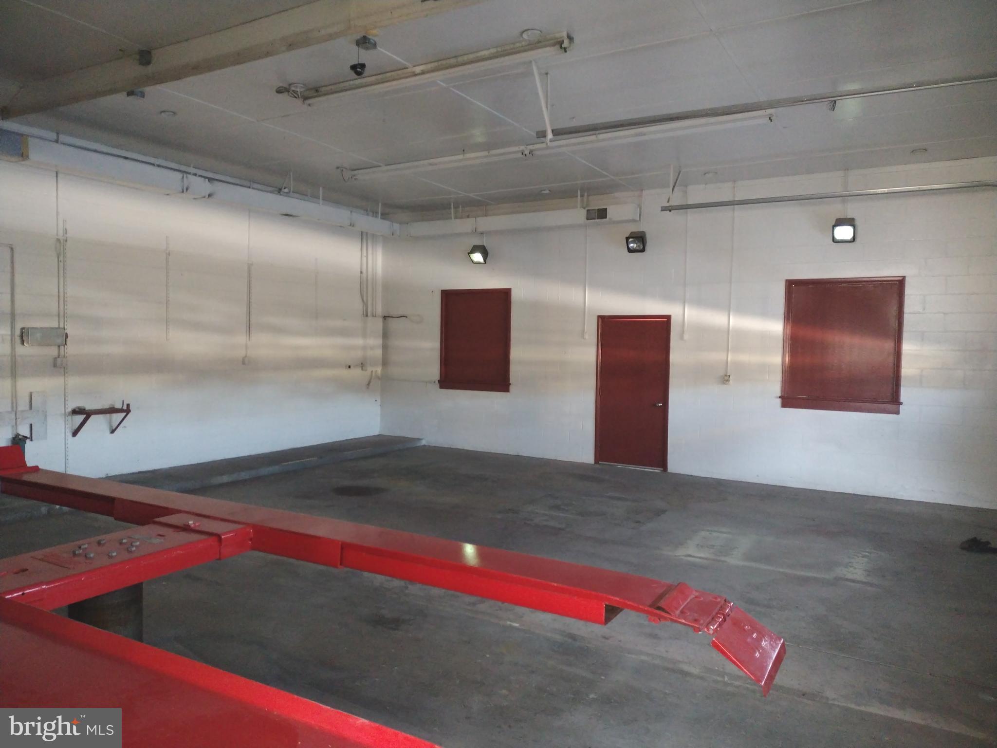 ROUZERVILLE - Commercial Lease