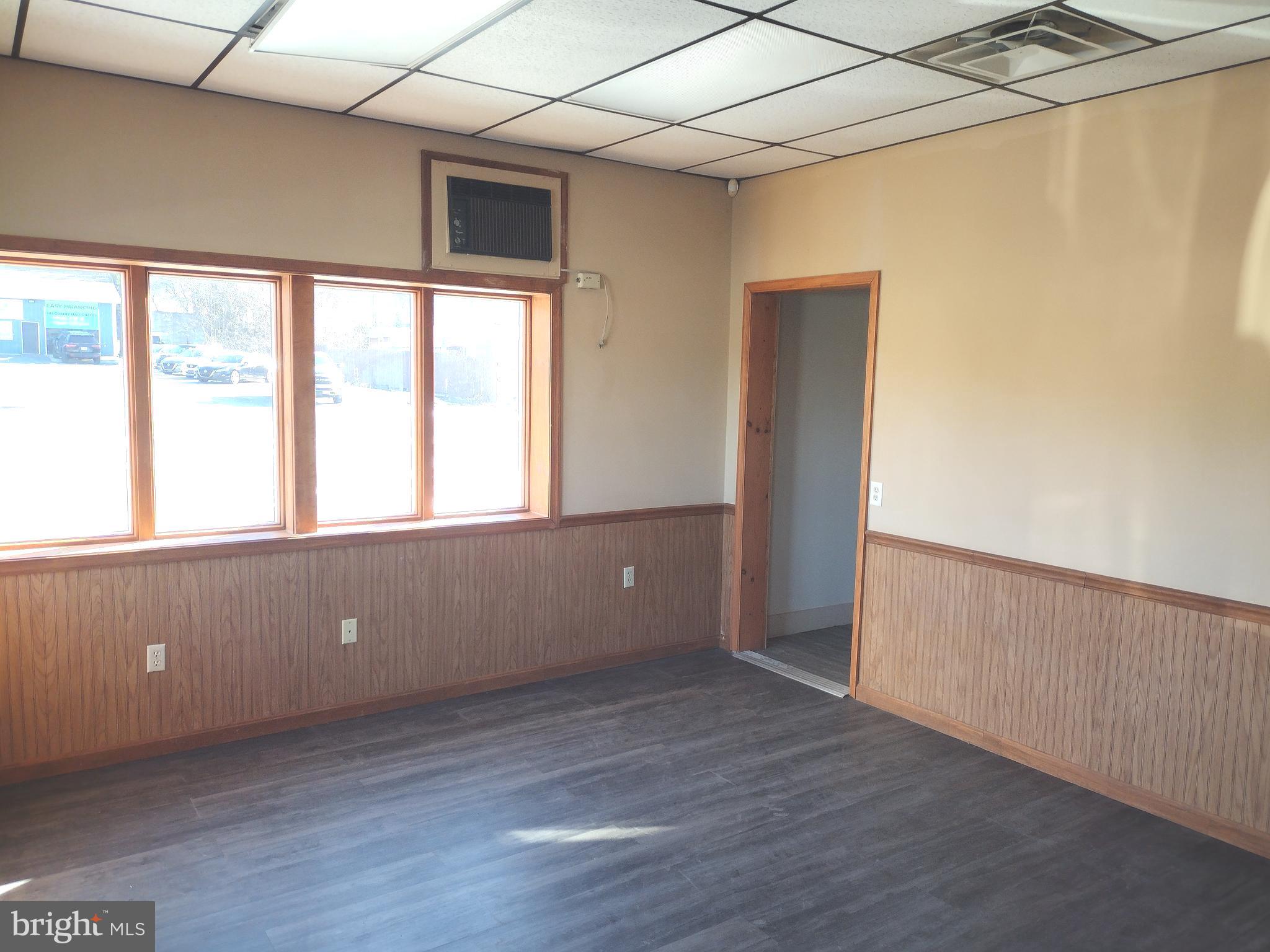 ROUZERVILLE - Commercial Lease