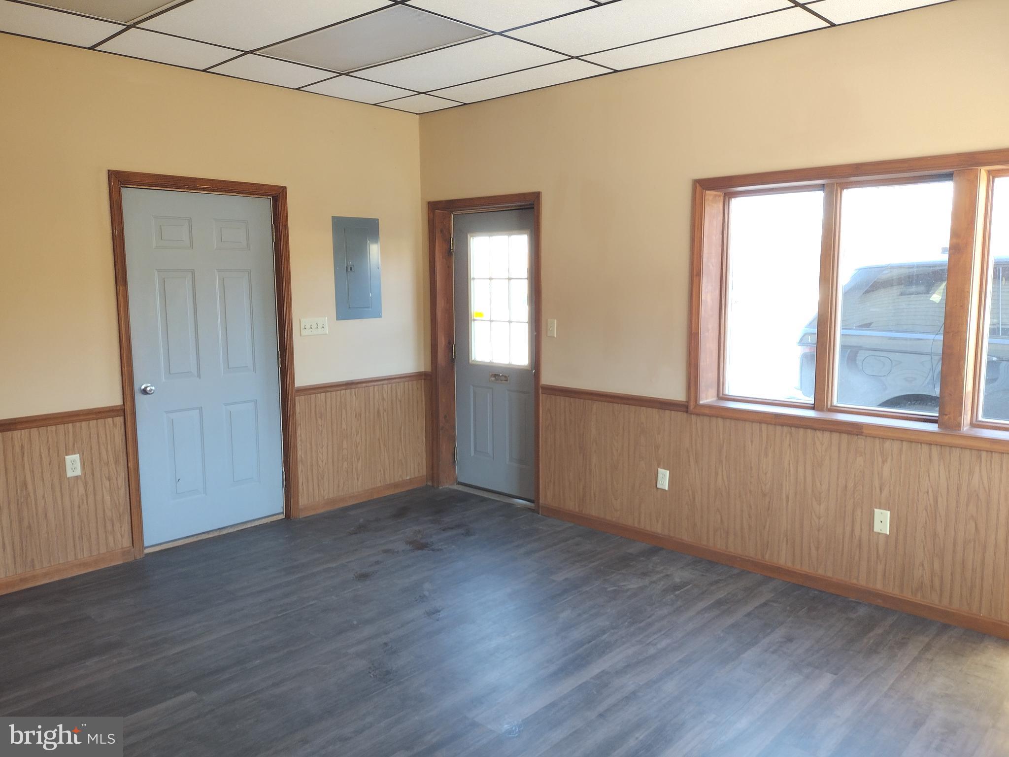 ROUZERVILLE - Commercial Lease