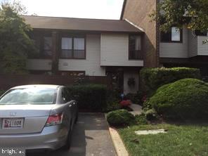 Spacious light filled Townhouse in Columbia Town Center, with gourmet kitchen, 3 large bedrooms, 2.5 Baths, laminated floors, granite counter top, stainless steel appliances, fenced backyard , wood fire place, master bedroom has walk in closet and a private balcony. Walk to the lake, restaurants, Whole Food and Columbia mall. Close to Route 29, 32, 95