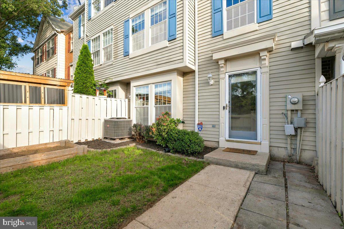 594 HOLLYBERRY WAY